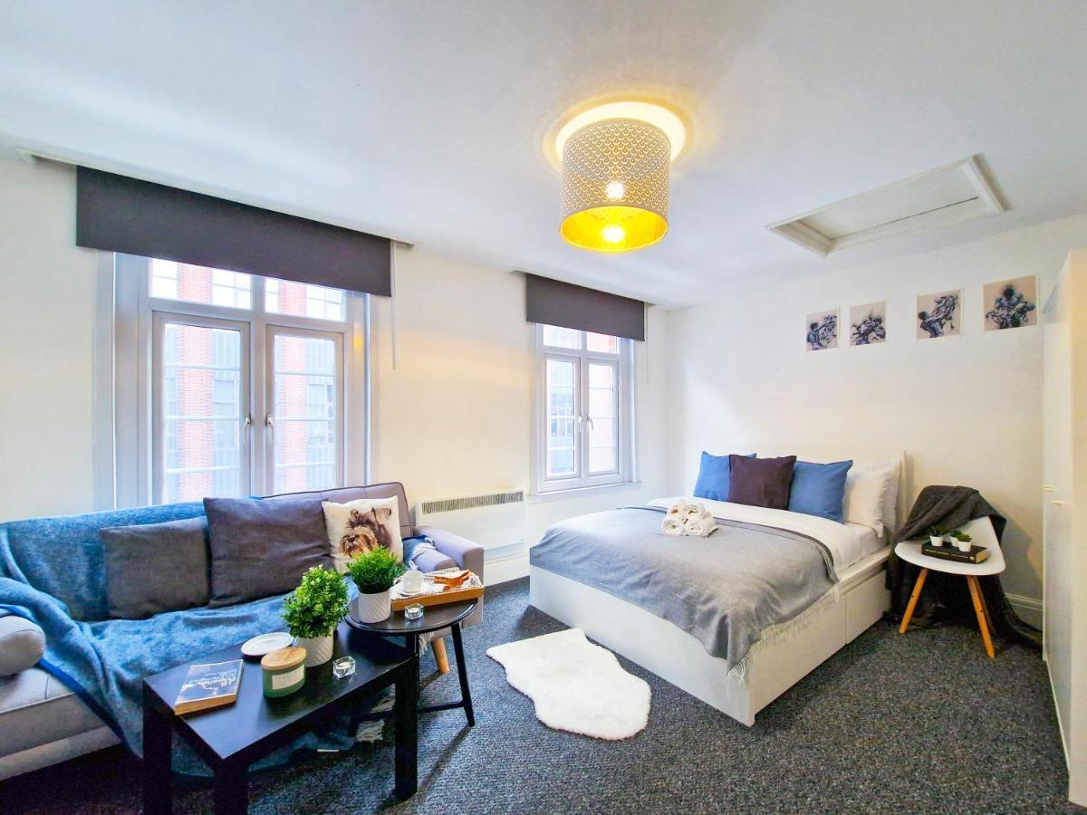 Spacious Room With Sofa London Kültér fotó